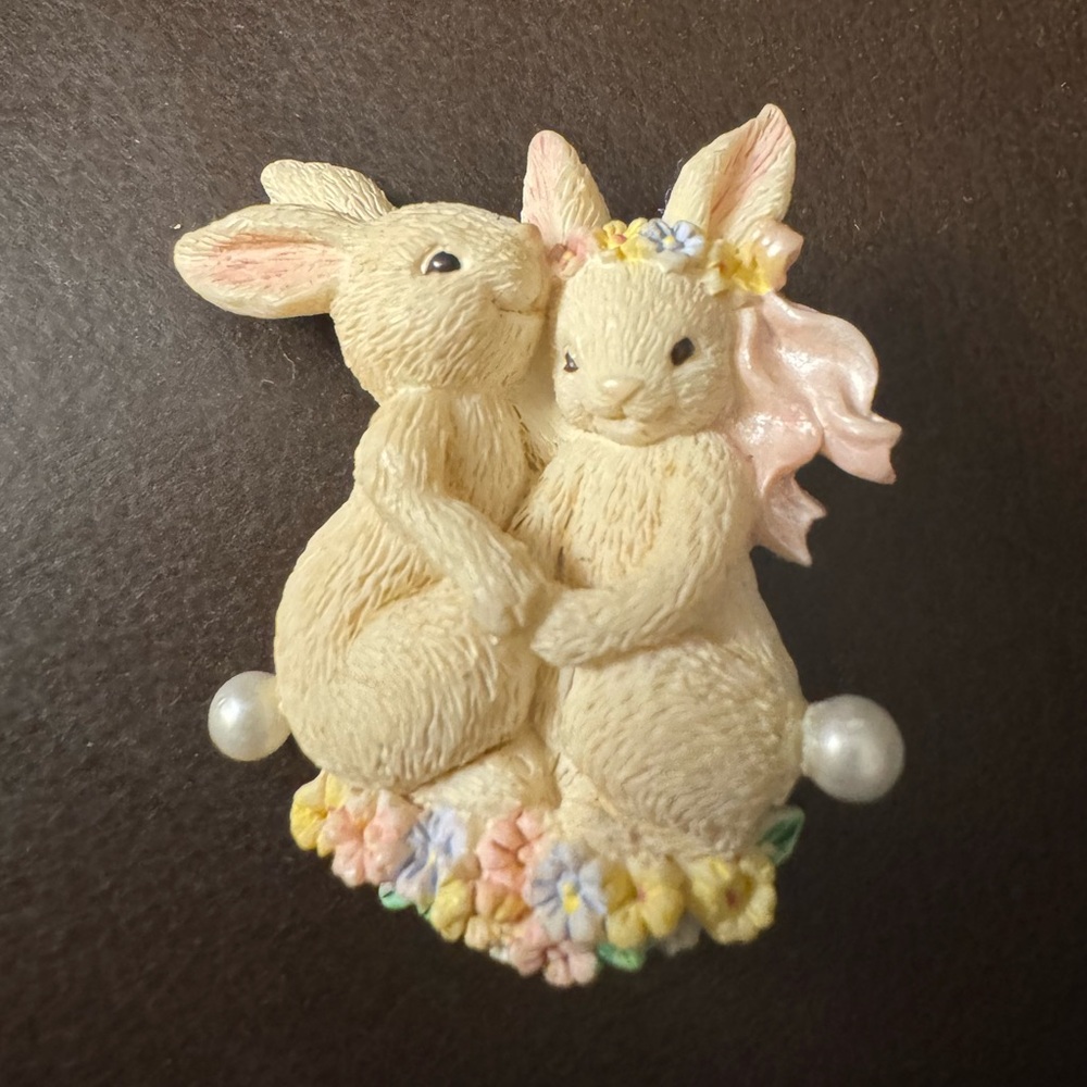 Vintage Avon 1999 Easter Bunnies Rabbits Flowers Faux Pearls Brooch Pin
